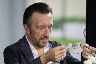 Lukas Bärfuss est considéré comme l'un des auteurs de langue allemande les plus marquants de sa génération. A 51 ans, il transmet ses archives aux Archives littéraires suisses de manière anticipée (archives).